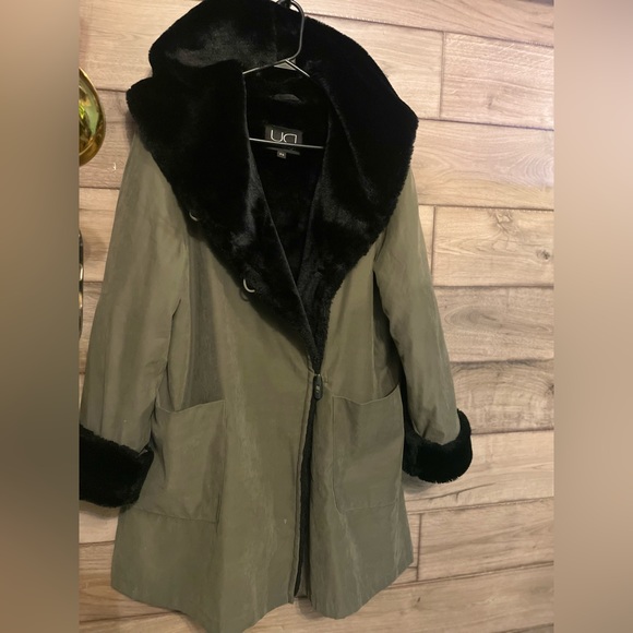 Beautiful & New Olive Green and Black Faux Fur Interior Womens Coat - Picture 2 of 3